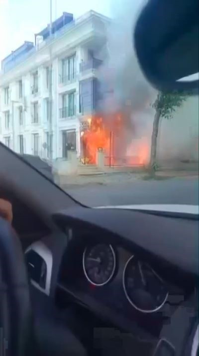 Beylikdüzü’nde iş yeri alevlere teslim oldu
