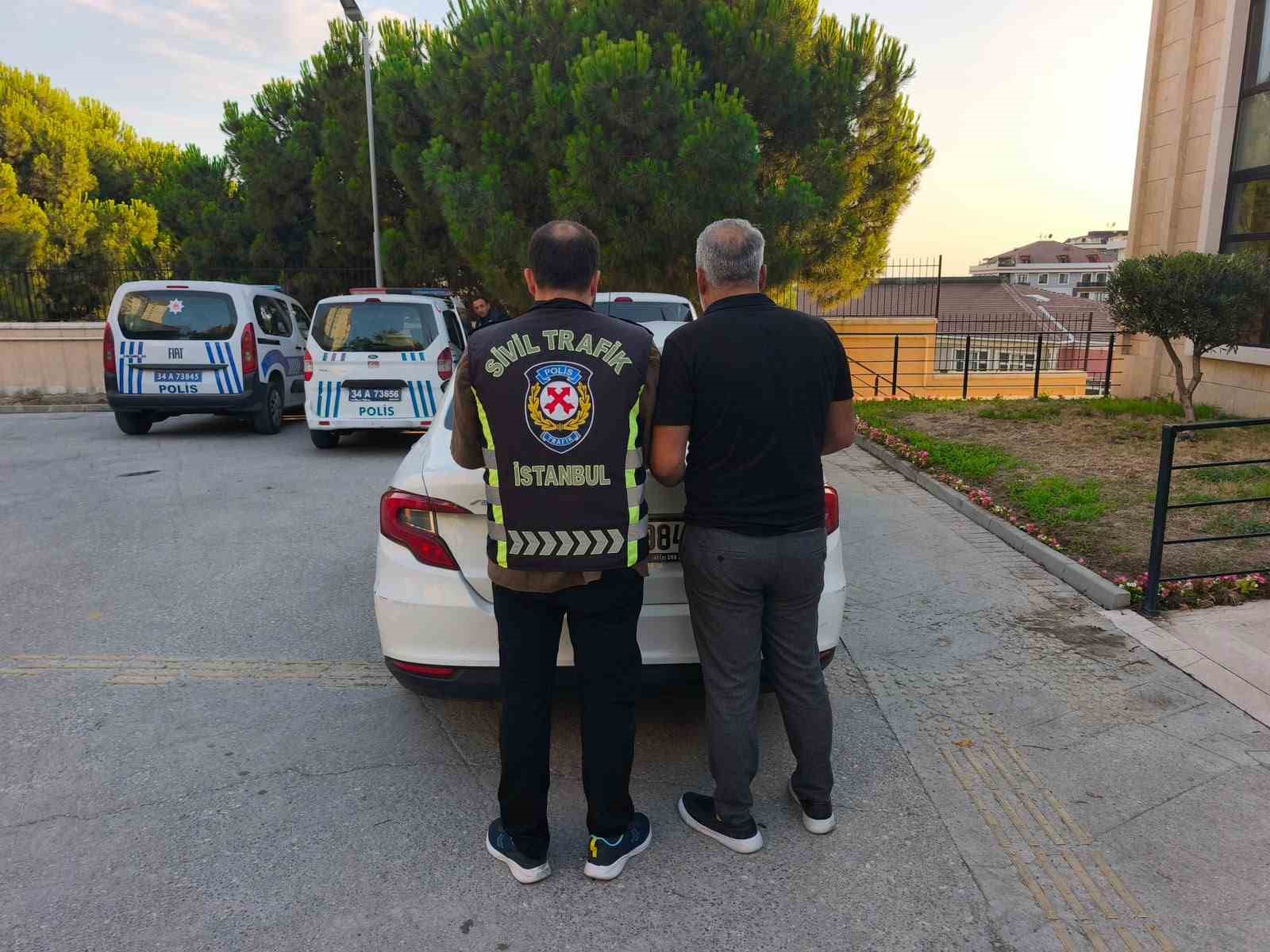 Beylikdüzü’nde taksicinin önünü kesip araç yumruklayan trafik magandasına 182 bin lira ceza

