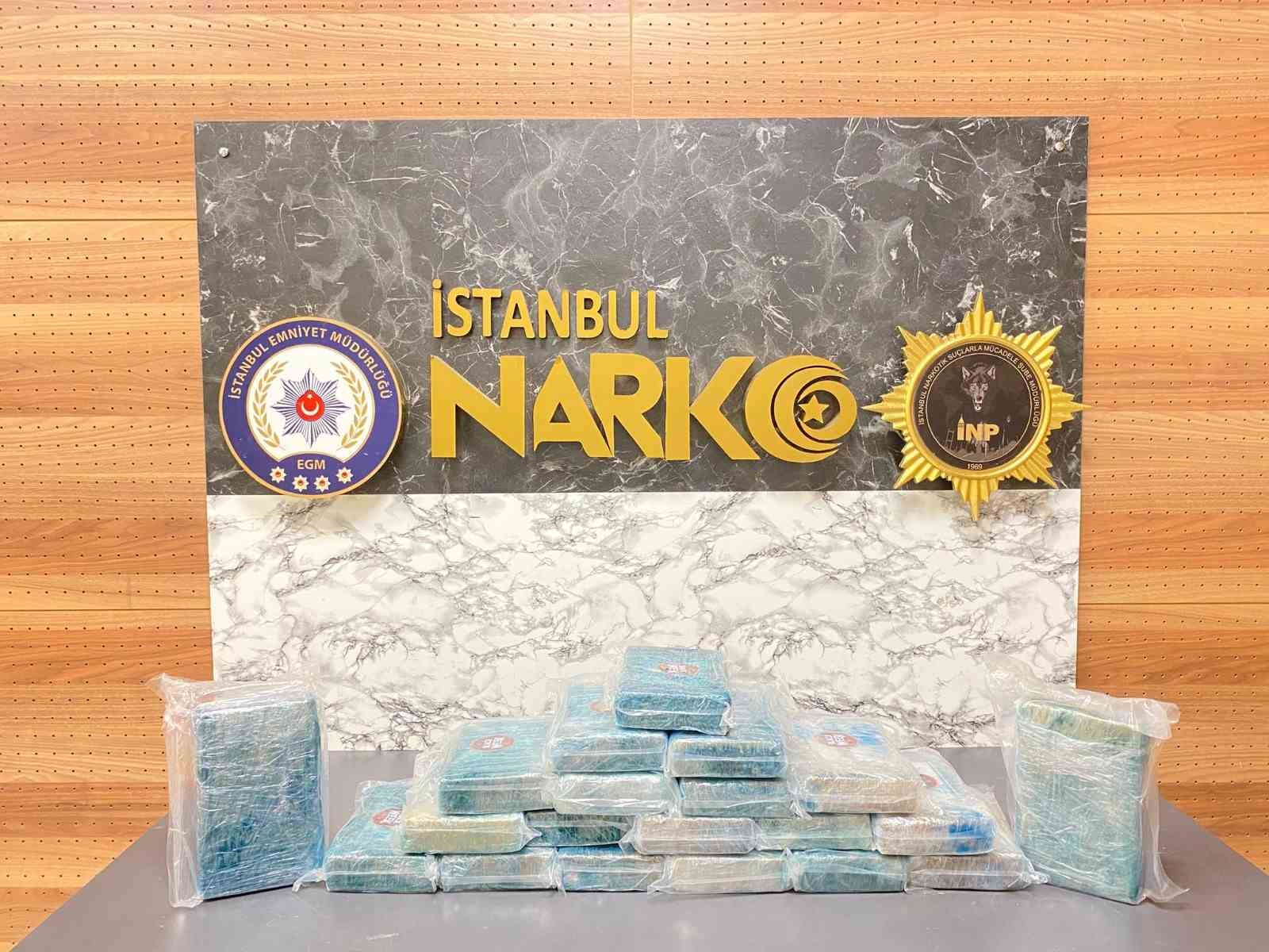 Beylikdüzü’nde taksinin bagajındaki valizde 23 kilogram kokain bulundu: 4 gözaltı

