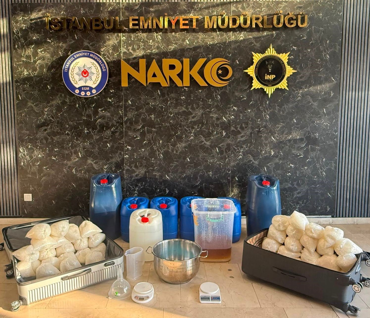 Beylikdüzü’nde uyuşturucu operasyonu: 248 kilogram metamfetamin ele geçirildi
