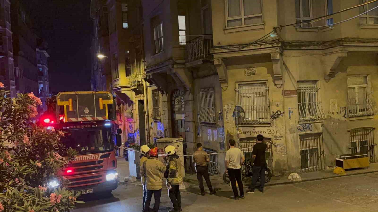 Beyoğlu’nda binada kısmı çökme meydana geldi: Bina sakinleri tahliye edildi

