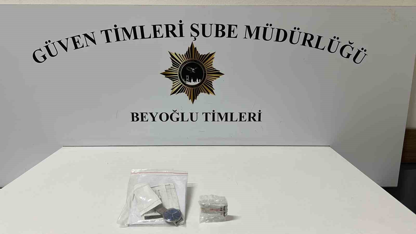 Beyoğlu’nda kargo paketlerini böyle çaldı
