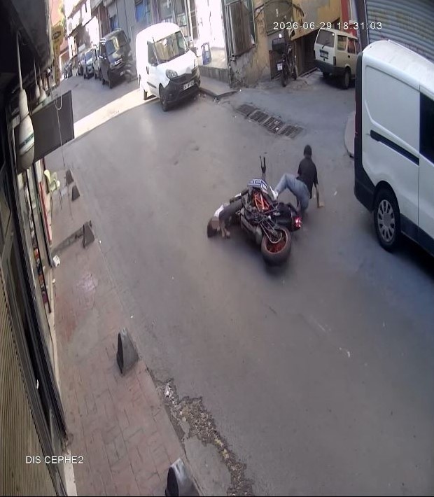 Beyoğlu’nda scooter kullanan 4 yaşındaki çocuğa motosiklet çarptı
