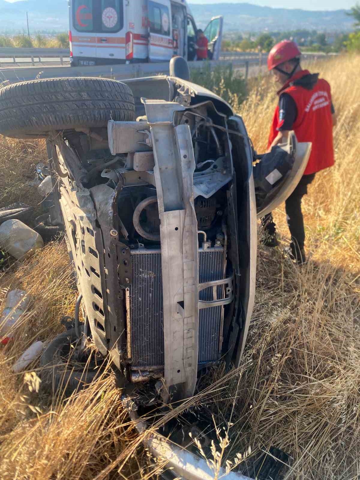 Bigadiç’te araç şarampole uçtu; 2 yaralı
