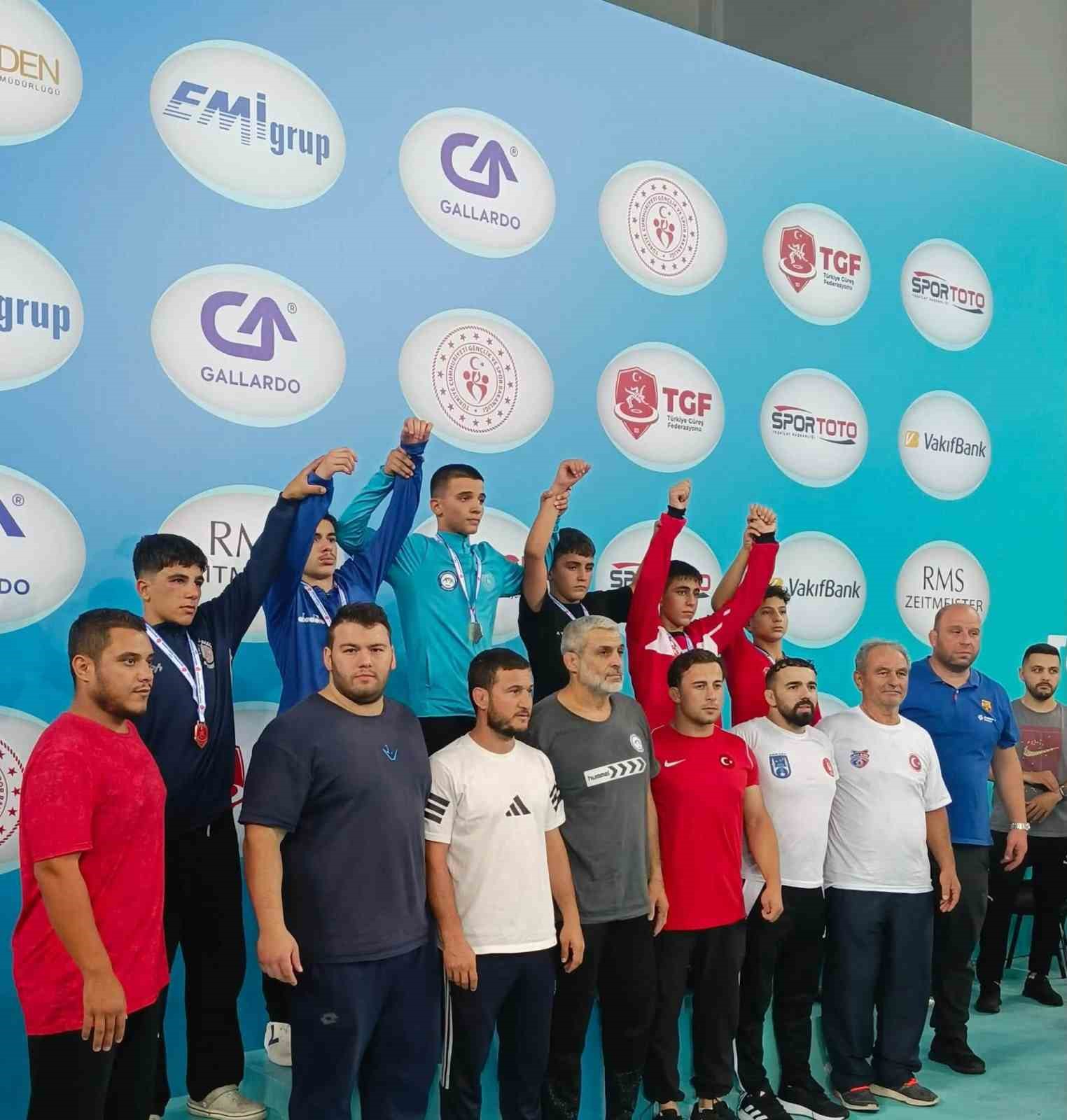 Bilecikli minik güreşçilerden çifte başarı
