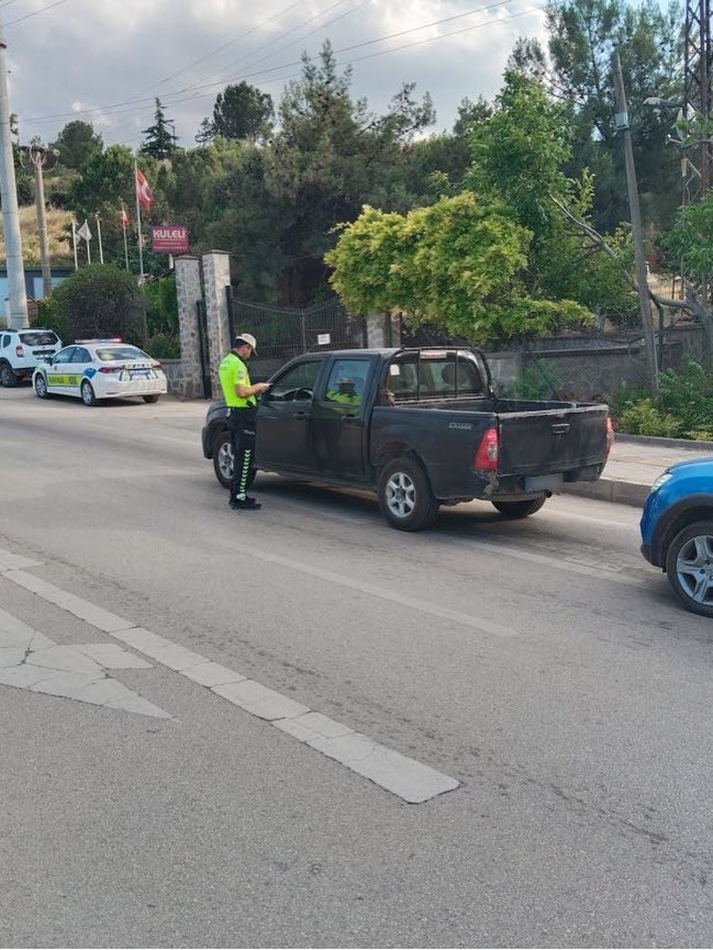 Bilecik’te 1 aranan şahıs yakalanırken 7 araç trafikten men edildi
