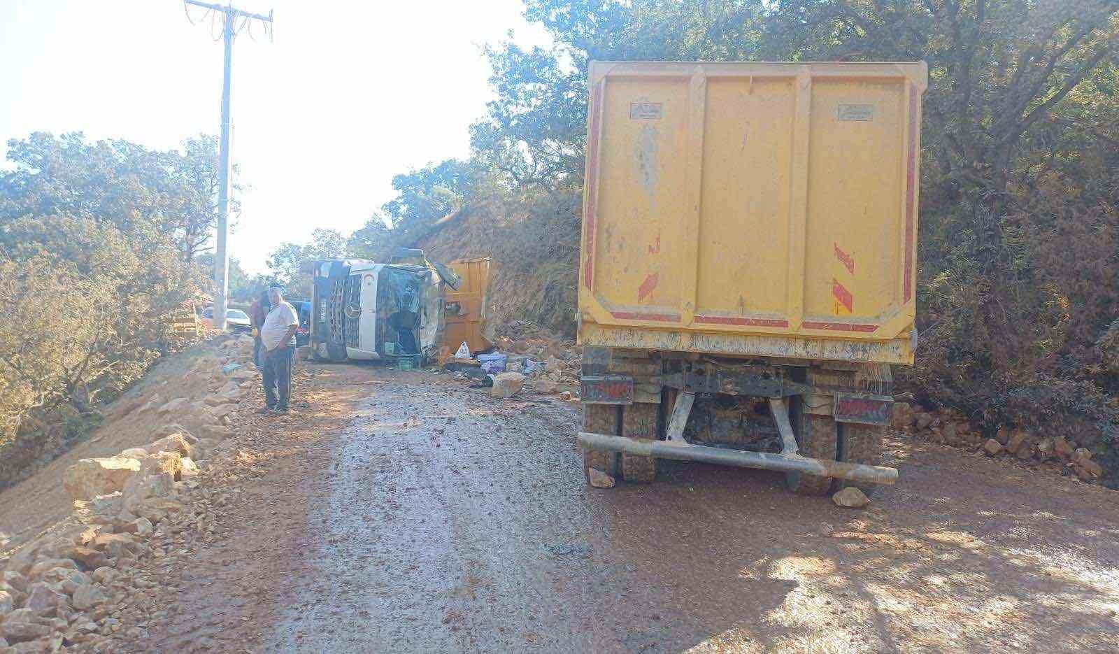 Bilecik’te 2 kamyon kafa kafaya çarpıştı, 2 yaralı

