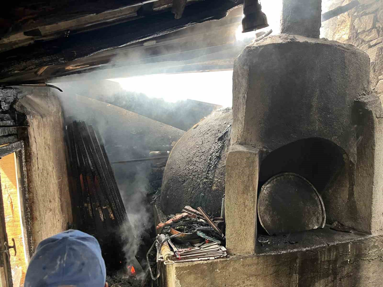 Bilecik’te fırın ve kiler olarak kullanılan alanda yangın
