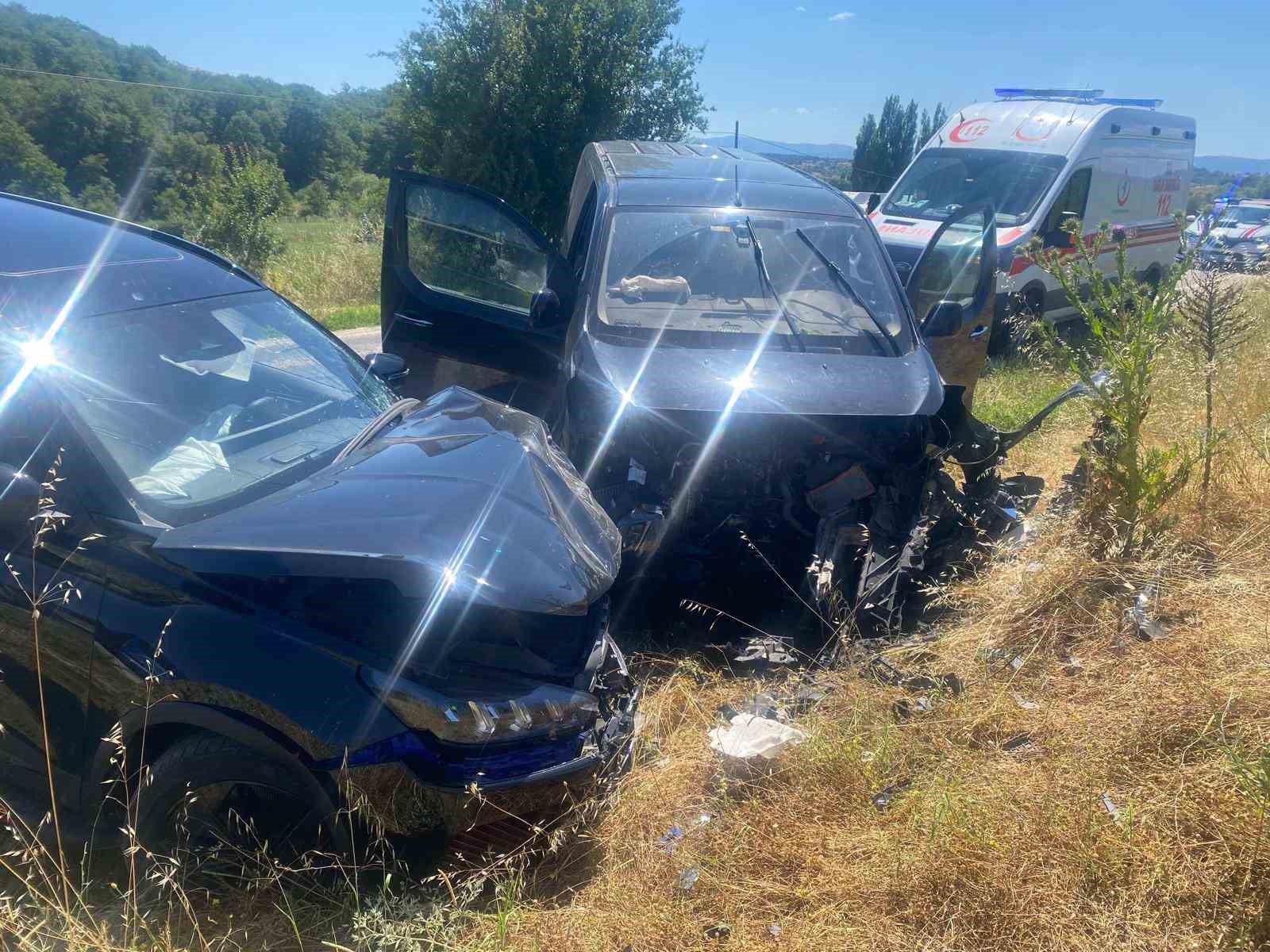 Bilecik’te iki otomobil kafa kafaya çarpıştı: 2 yaralı
