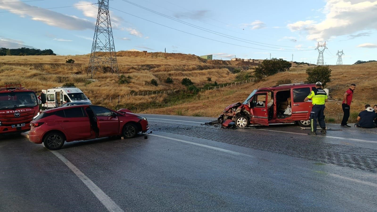 Bilecik’te iki otomobil kafa kafaya çarpıştı: 4 yaralı
