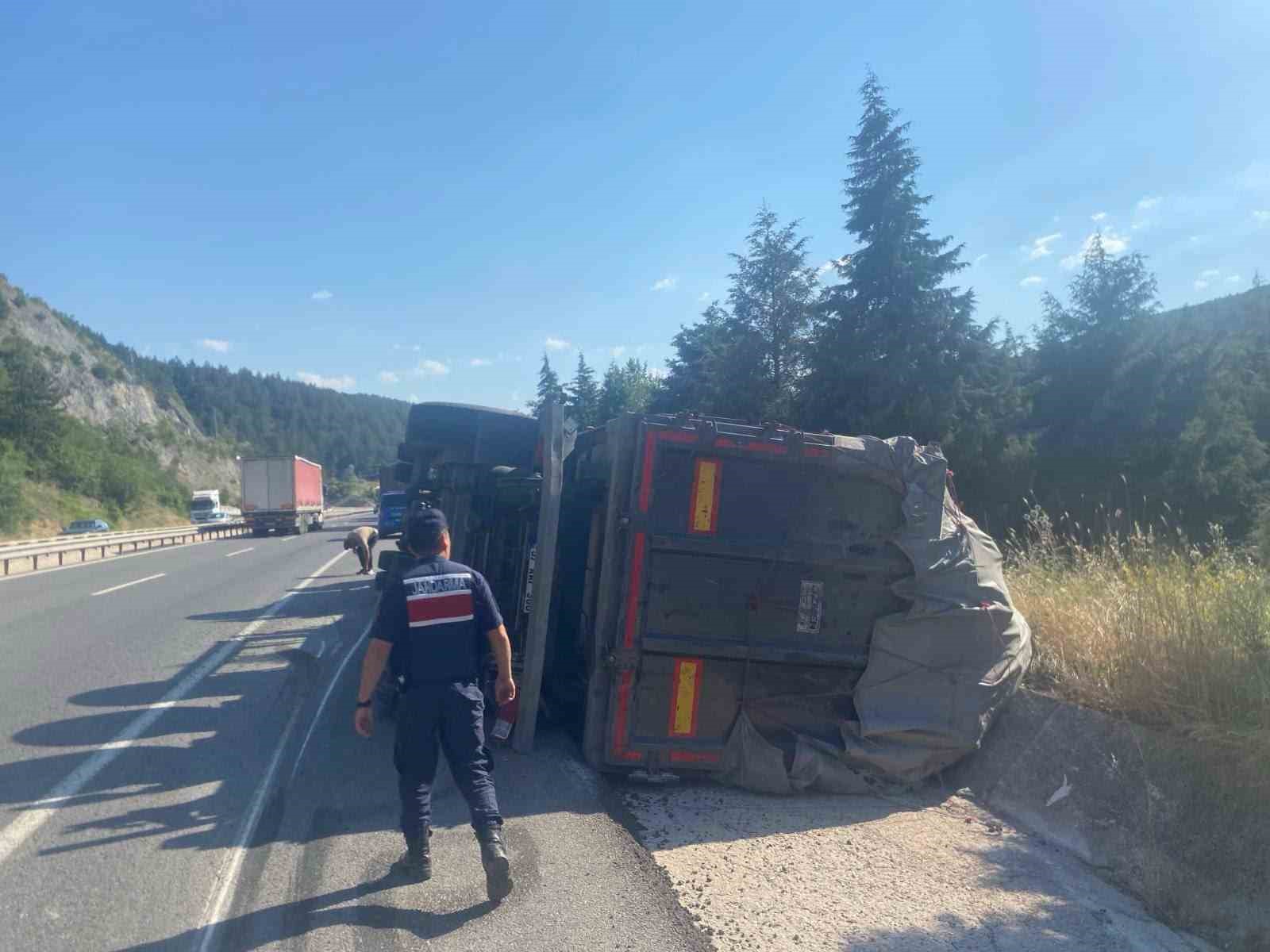 Bilecik’te kontrolden çıkan tır yan yattı
