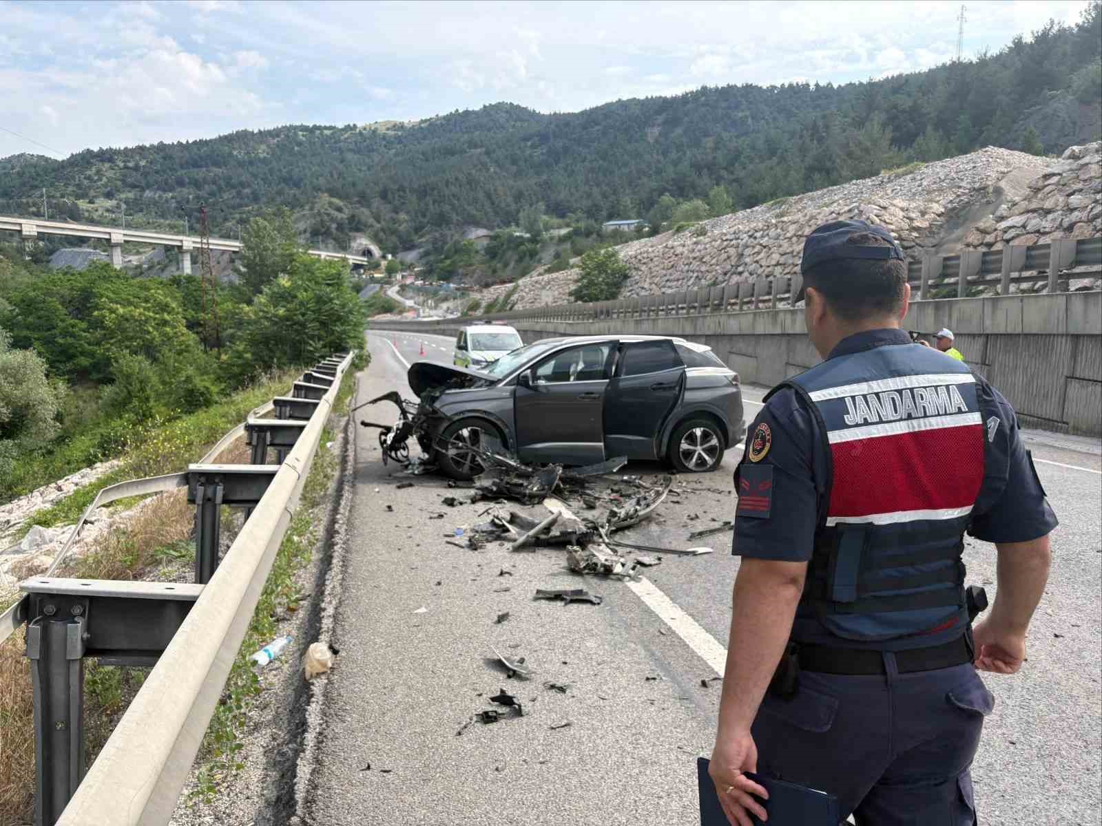 Bilecik’te otomobil tıra arkadan çarptı: 2 yaralı

