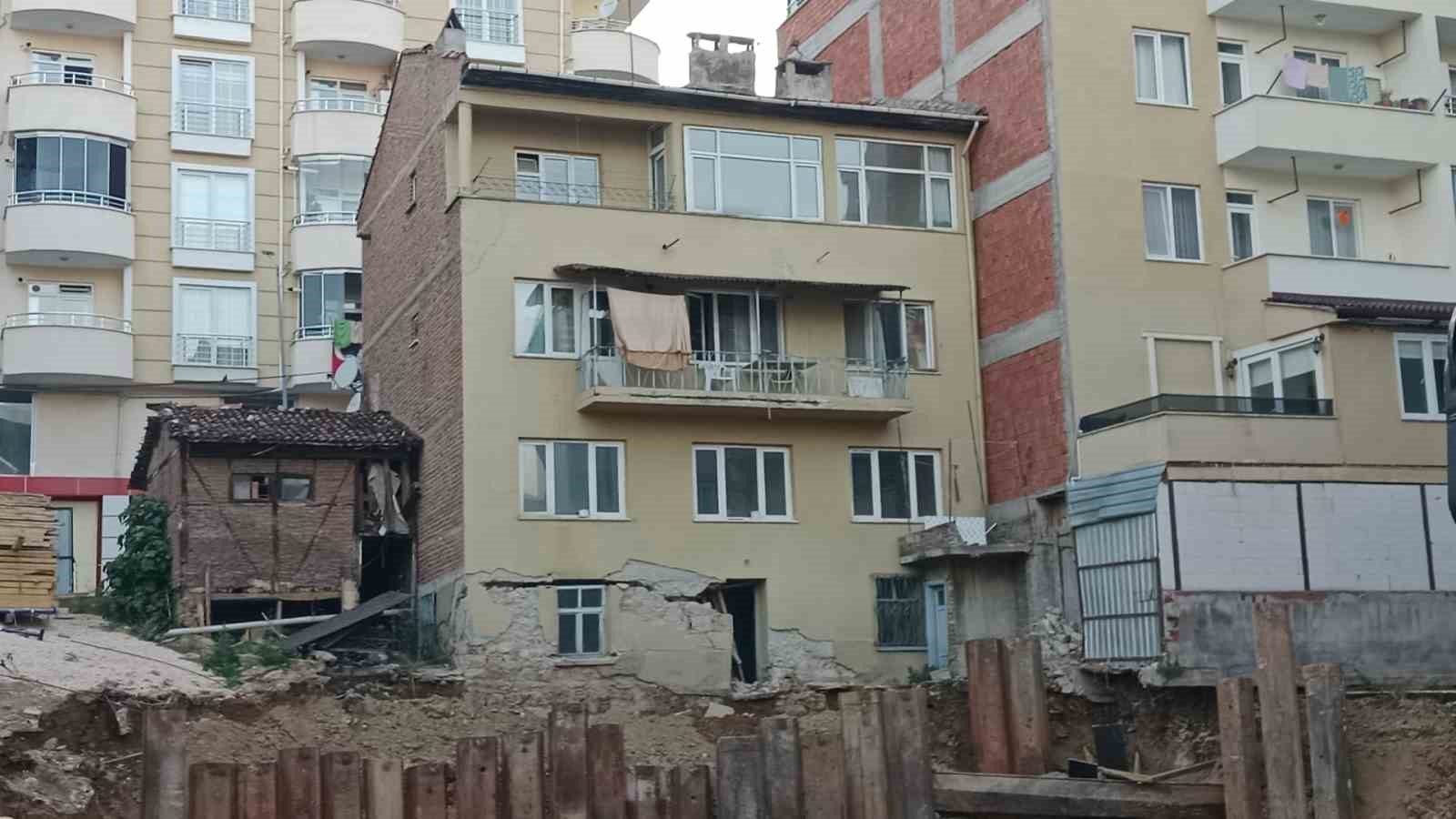Bilecik’te temel kazısı yapılan sokağın yanındaki 3 katlı bina tahliye edildi
