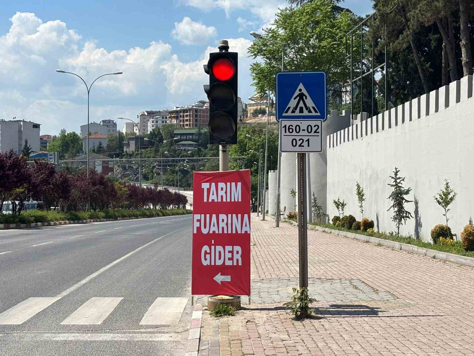 Bilecik’te trafik ışıklarına asılan reklamlar tepkilere neden oldu
