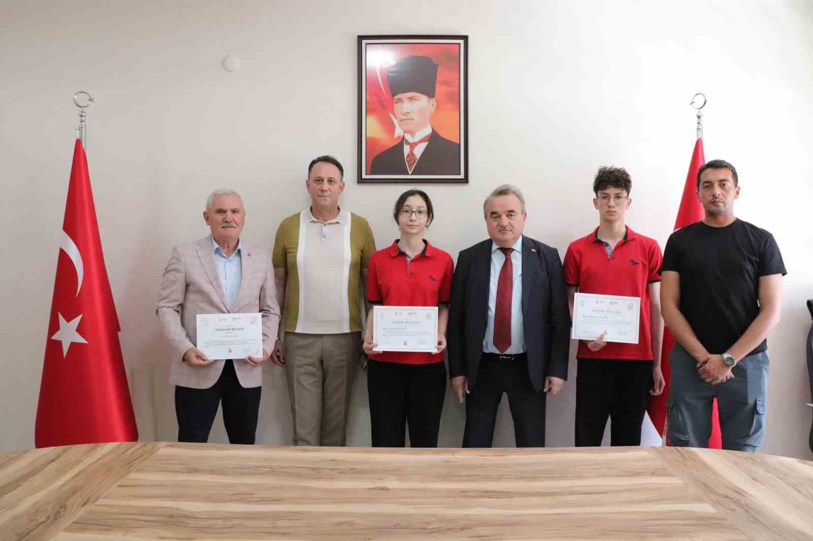 Bilecik’te Türkiye derecesi elde eden öğrencilere ödül verildi
