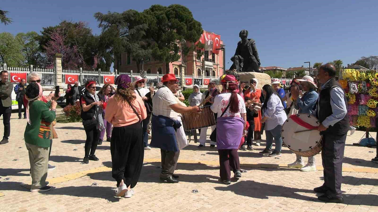 Binlerce turist Edirne’ye akın etti, Selimiye Meydanı doldu taştı: Esnaf bayram etti
