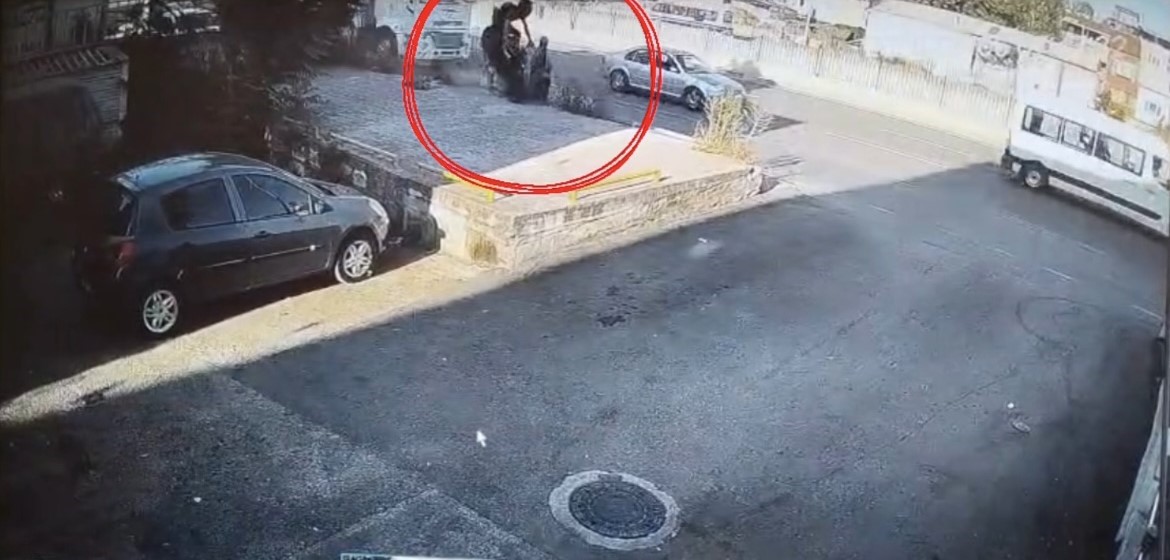 Bir adımla hayata tutundu, motosikletli duvara çarparak can verdi
