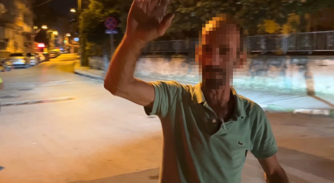 Bisikletiyle polislerin yanına geldi, 20 kat alkollü çıktı, kameraya şarkı söyledi
