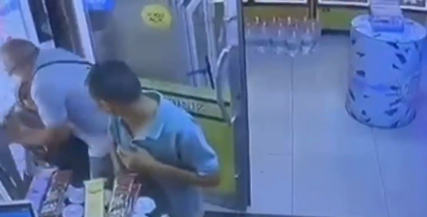 Boşanma aşamasındaki eşinin vurmak istediği adam silah tutukluk yapınca kurtuldu
