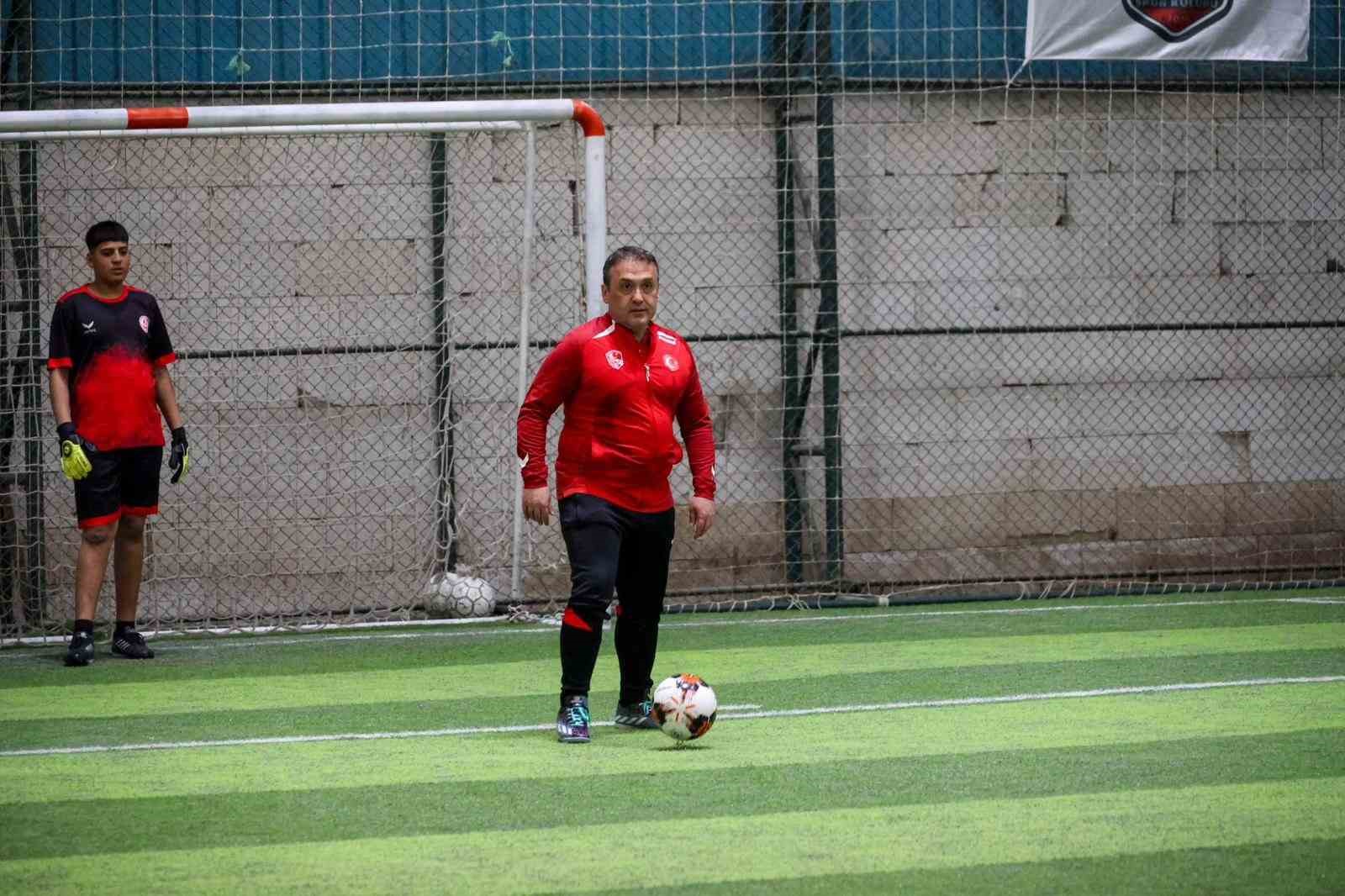 Böyle maç görülmedi, vali çocuklarla birlikte futbol oynadı
