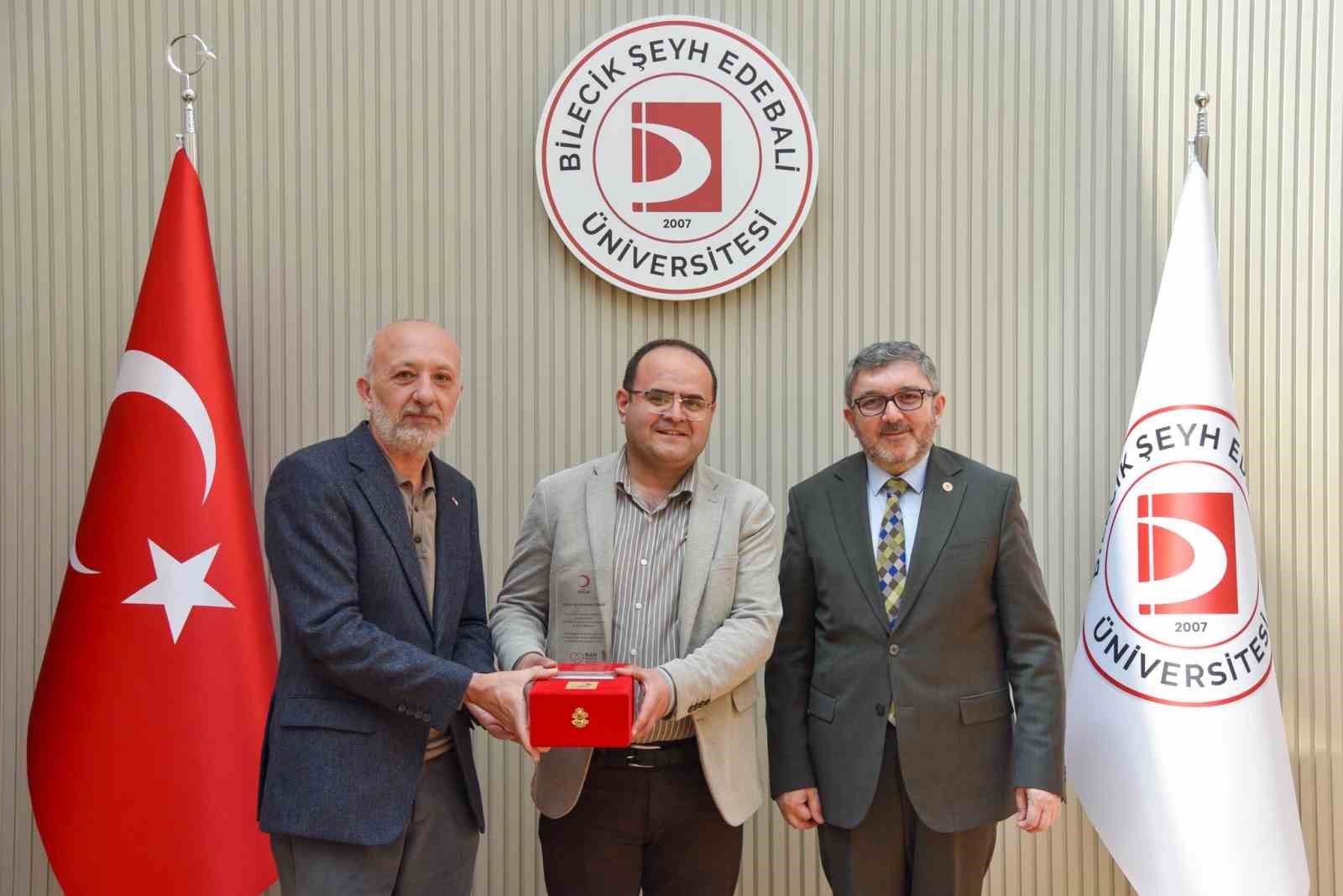 BŞEÜ’ye gümüş madalya ve madalya beratı takdimi

