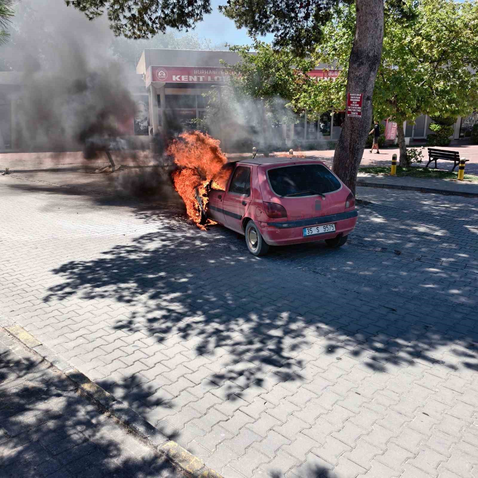 Burhaniye’de araç yangınını itfaiye söndürdü
