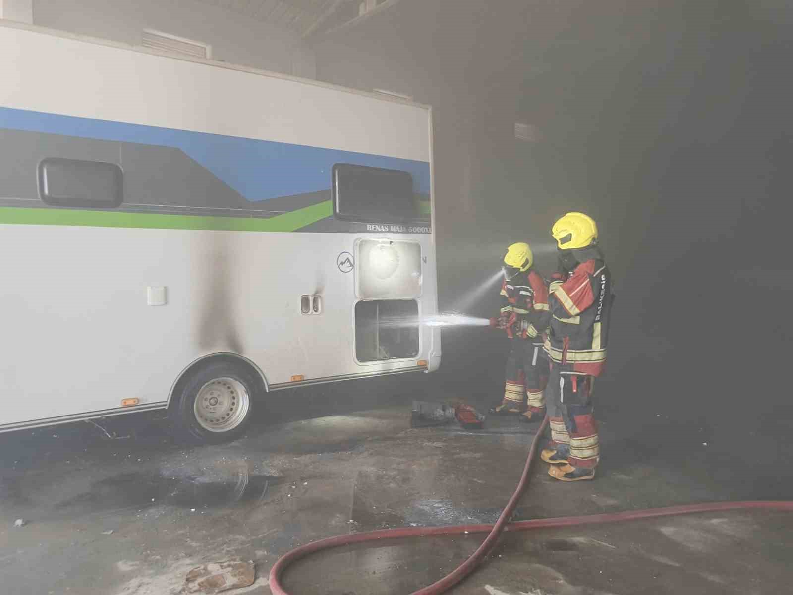 Burhaniye’de karavan yangını korkuttu
