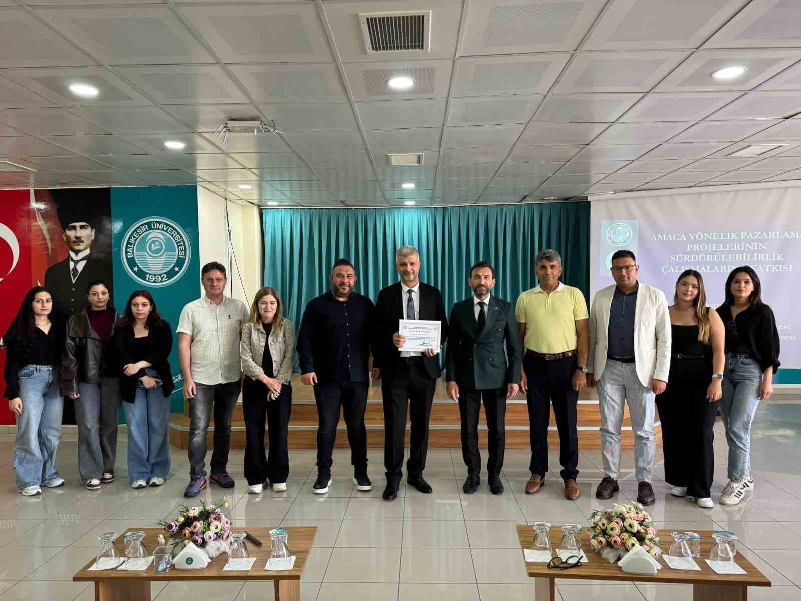 Burhaniye’de Pazarlama Projelerinin Sürdürülebilirliği konferansı gerçekleştirildi.
