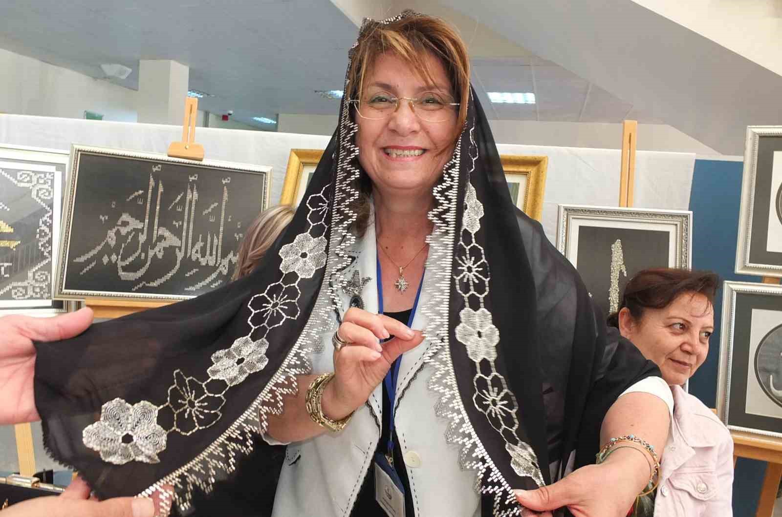 Burhaniye’de Telkırma tekniği ile yapılan oyalar ilgi gördü
