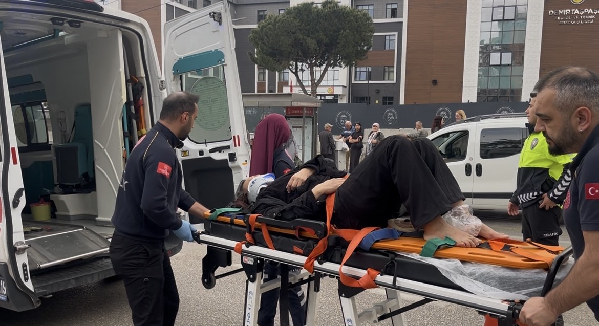 Bursa’da alt geçit yerine yolu kullanan yayaya otomobil çarptı
