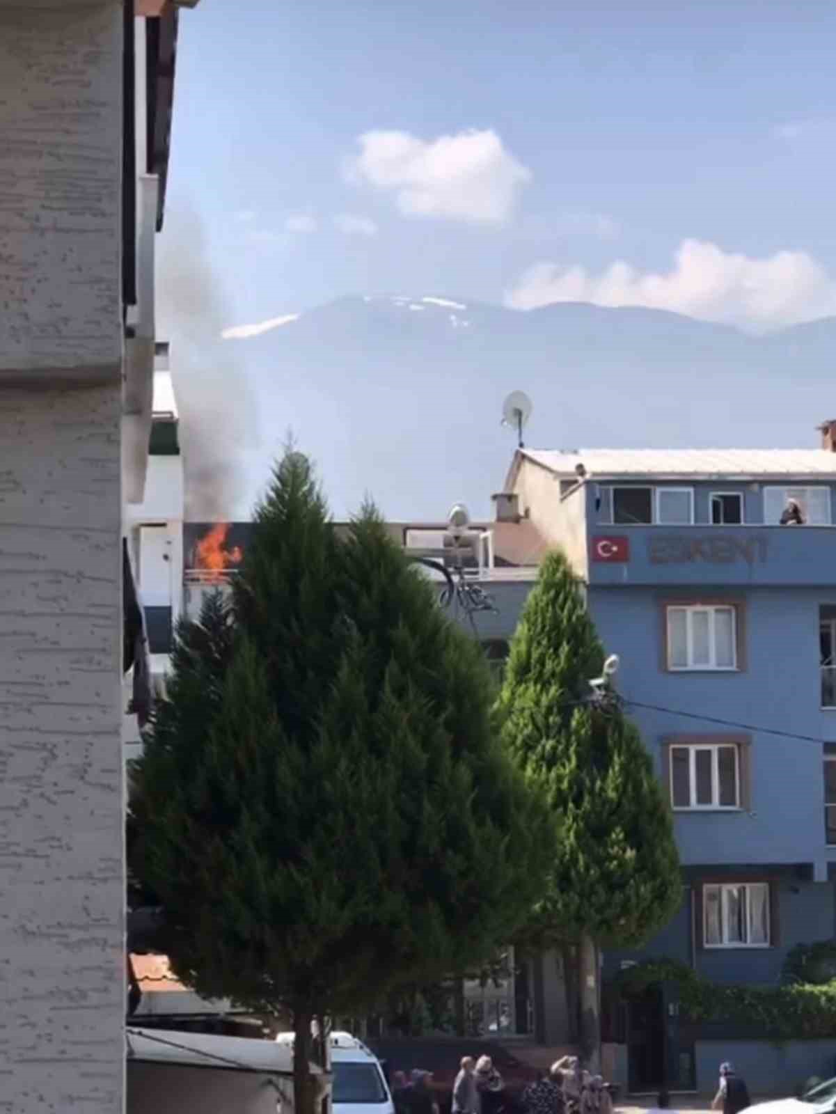 Bursa’da çatı yangını büyümeden söndürüldü
