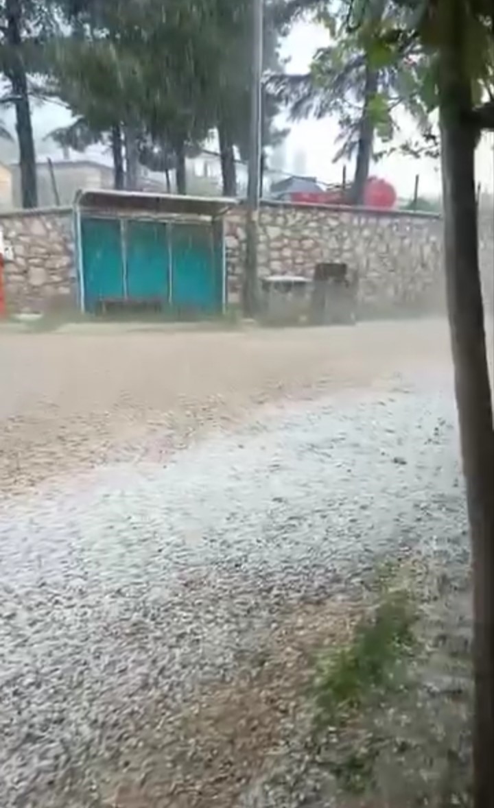 Bursa’da ceviz büyüklüğünde dolu yağdı...Camlar kırılma noktasına geldi
