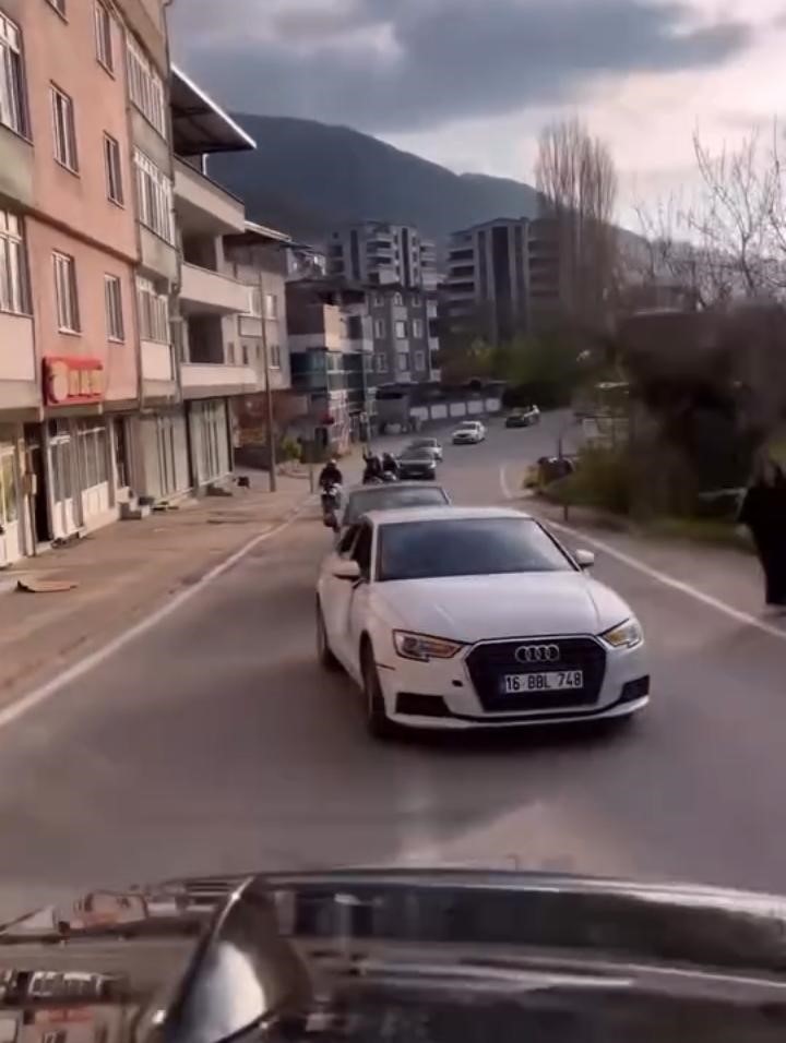 Bursa’da düğün konvoyunda tehlikeli şov

