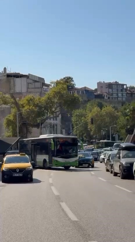 Bursa’da düğün konvoyunun önünü bu sefer otobüs kesti
