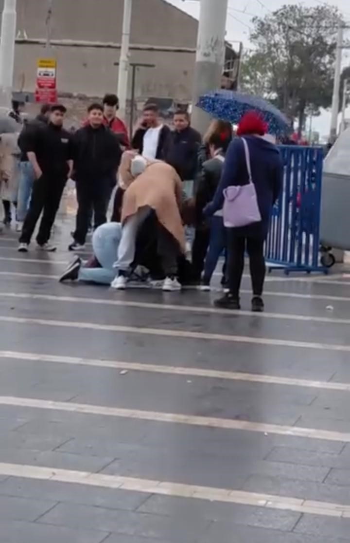 Bursa’da engelli vatandaşa meydan ortasında saldırı: Kadınlar tekme tokat darp etti
