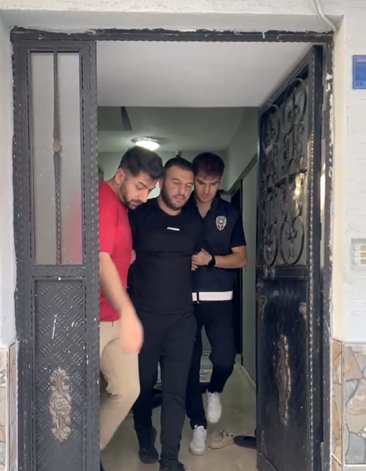 Bursa’da firarilere nefes aldırılmadı: Toplam 50 yıl hapis cezası bulunan 3 hükümlü yakalandı
