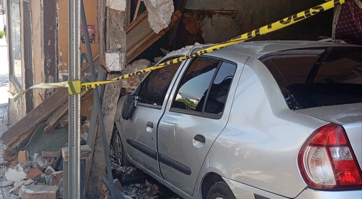 Bursa’da freni boşalan otomobil eve girdi
