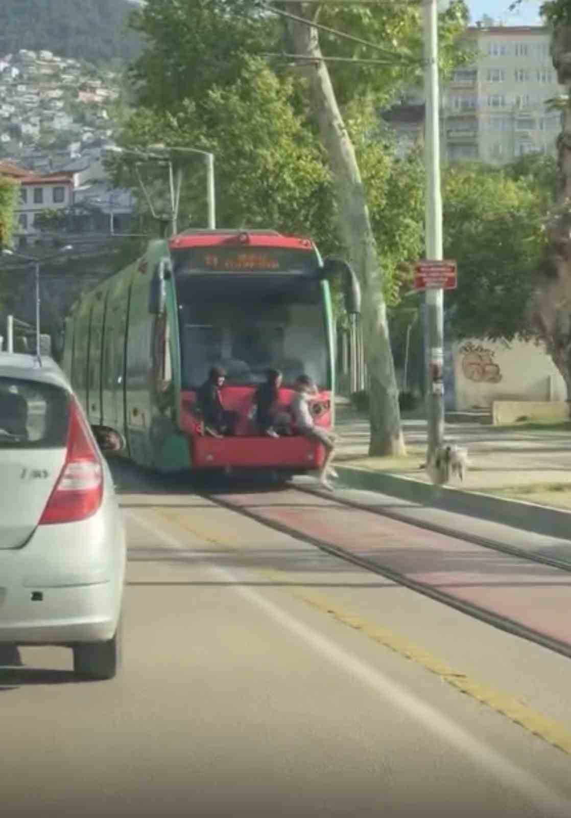 Bursa’da gençlerin tramvay arkasındaki tehlikeli yolculuğu kamerada

