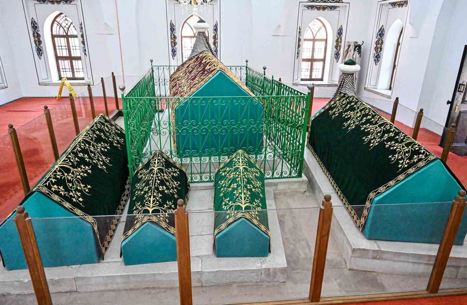Bursa’da hanedan türbelerindeki puşideler yenileniyor
