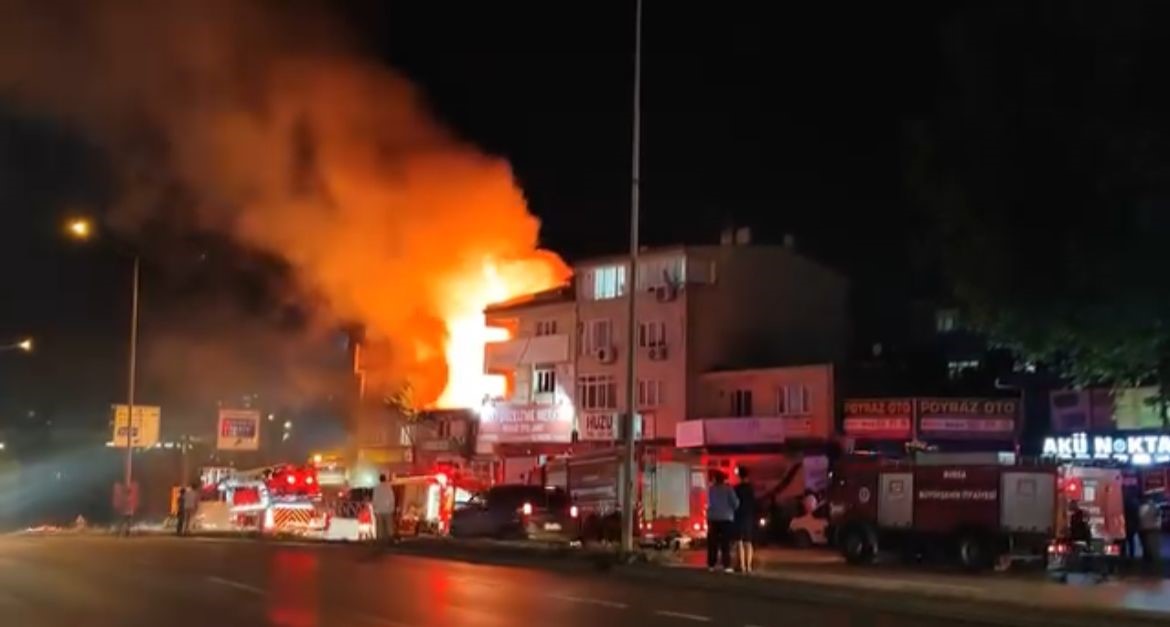 Bursa’da iki katlı ev alev topuna döndü
