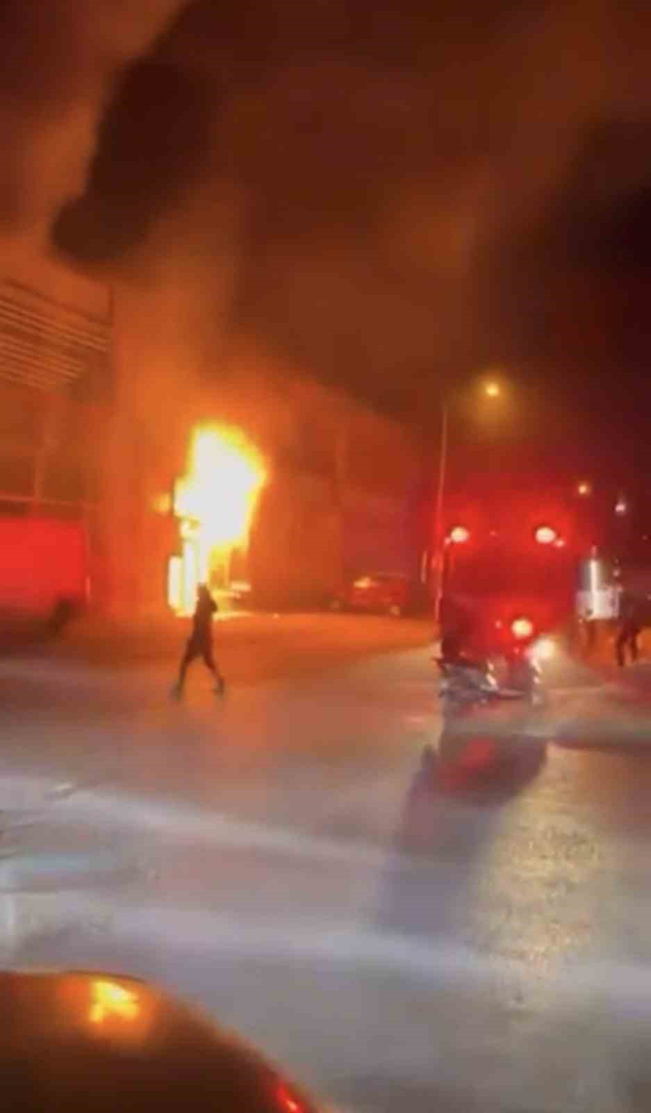 Bursa’da iş yeri alev alev yandı
