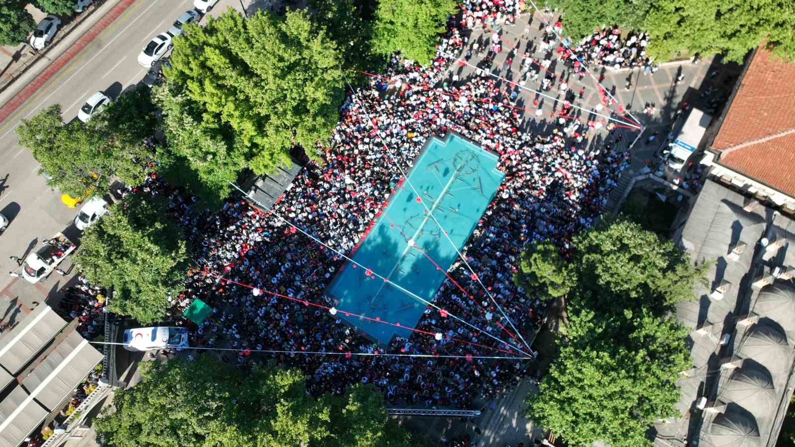Bursa’da meydanlara kurulan dev ekranlarda Dünya Kupası heyecanı yaşandı
