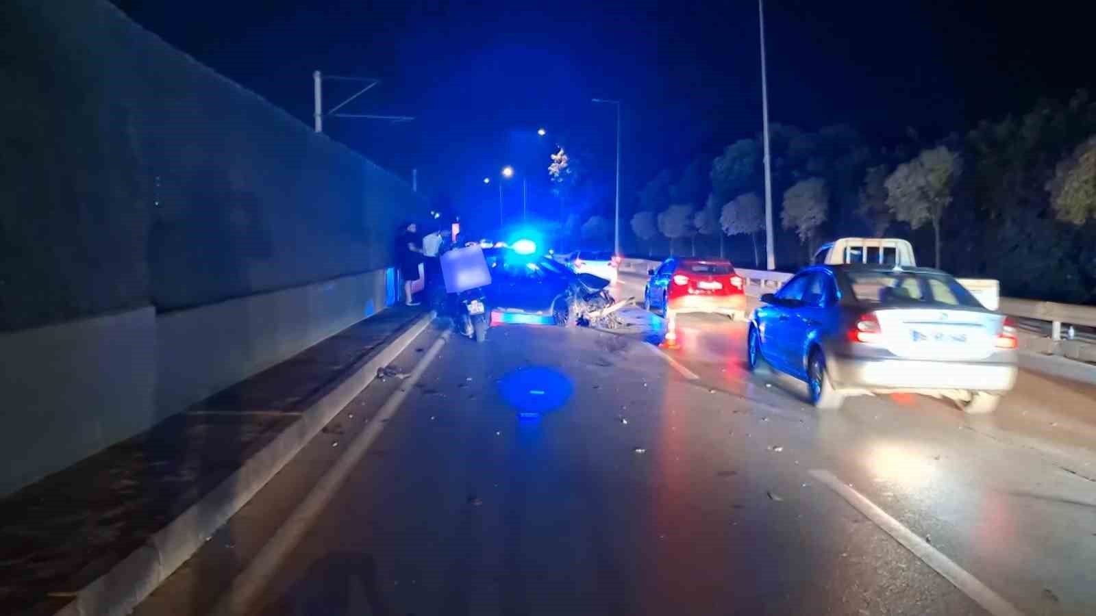Bursa’da otomobil baz istasyonu ve metro bariyerlerine çarpıp durdu
