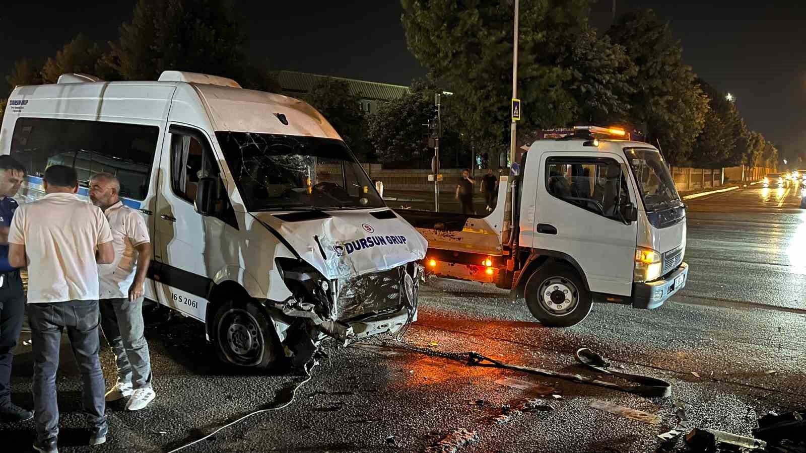 Bursa’da servis minibüsü refüje çıktı: 1 yaralı
