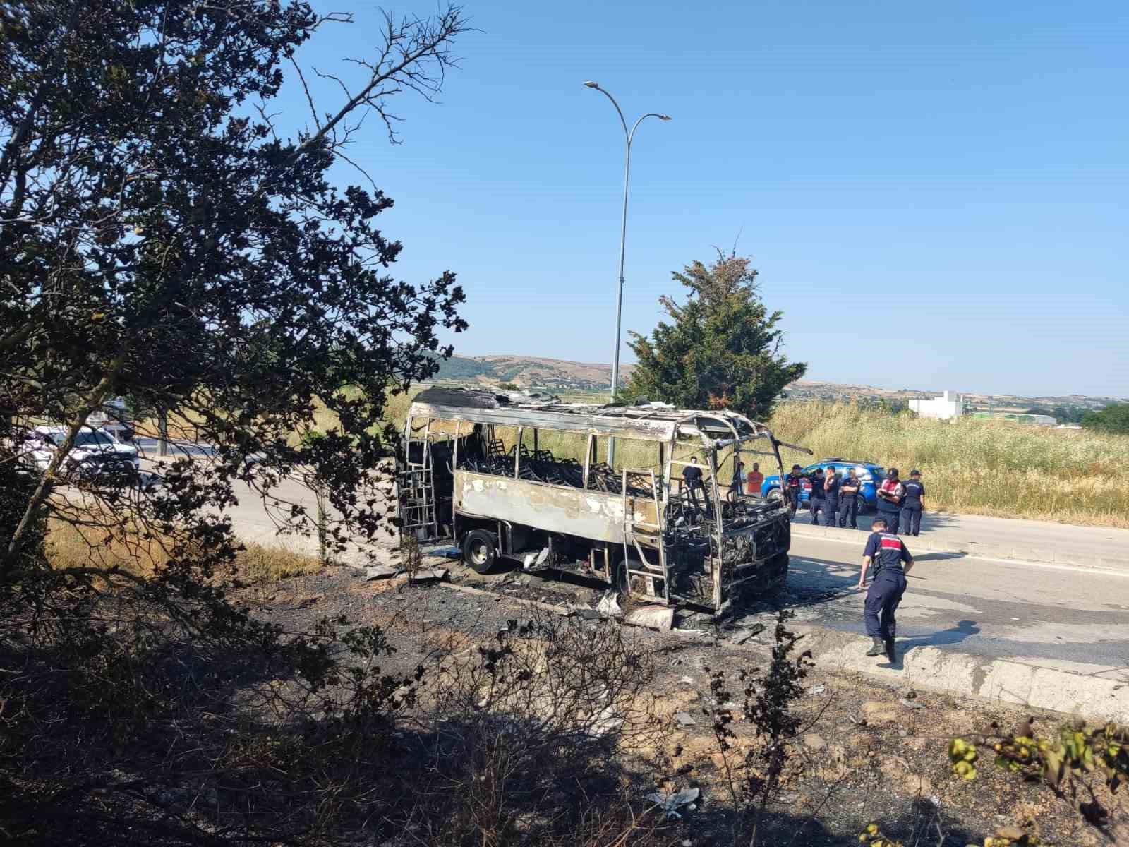 Bursa’da servis otobüsü alevlere teslim oldu
