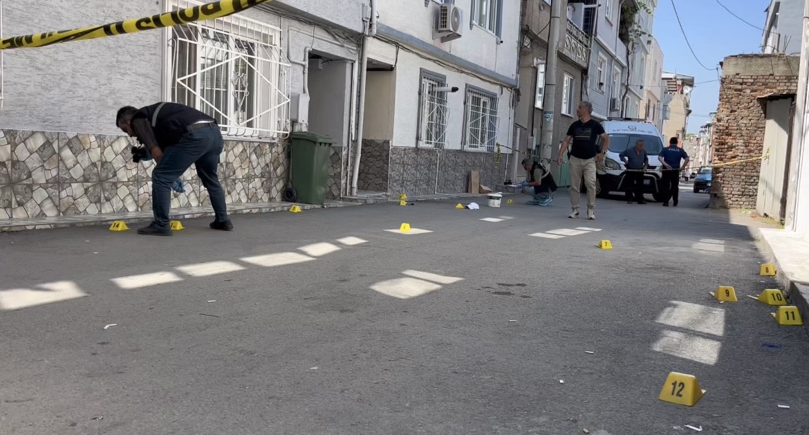 Bursa’da sokak ortasında kurşun yağmuruna tutulan şahıs ağır yaralandı
