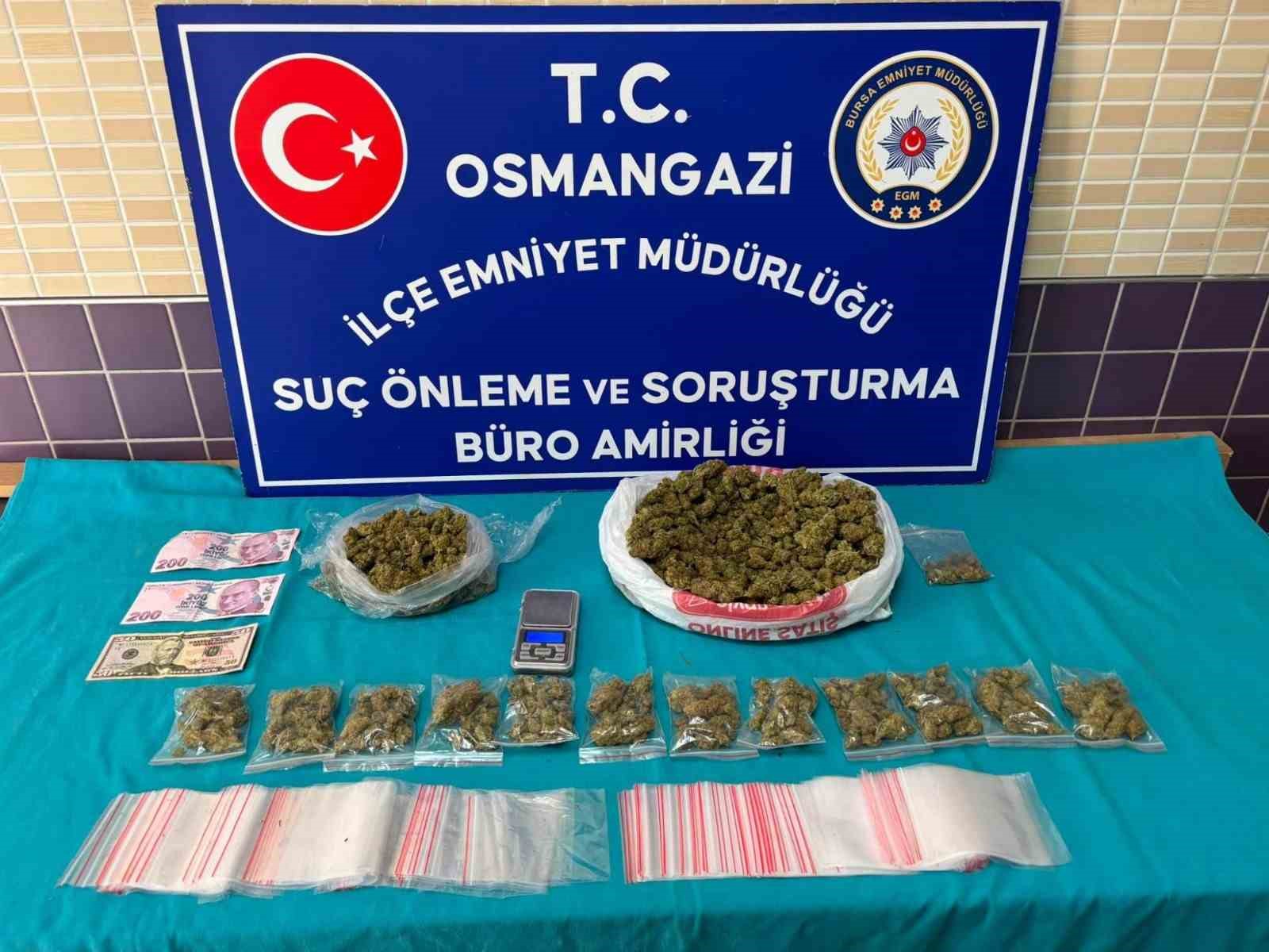 Bursa’da uyuşturucu operasyonu: 1 kiloya yakın esrar ele geçirildi, 4 şüpheli yakalandı
