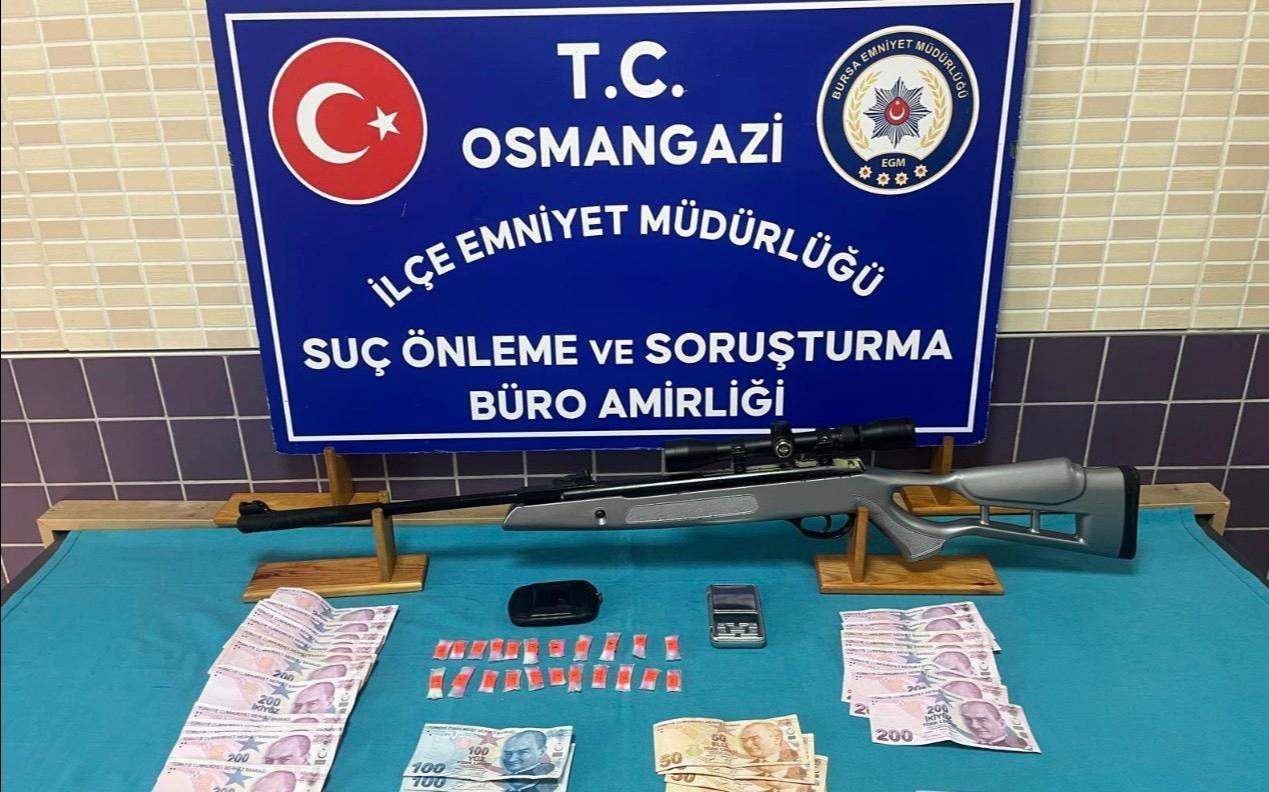 Bursa’da uyuşturucu operasyonu: Zehir tacirleri ve aranan hükümlüler yakalandı
