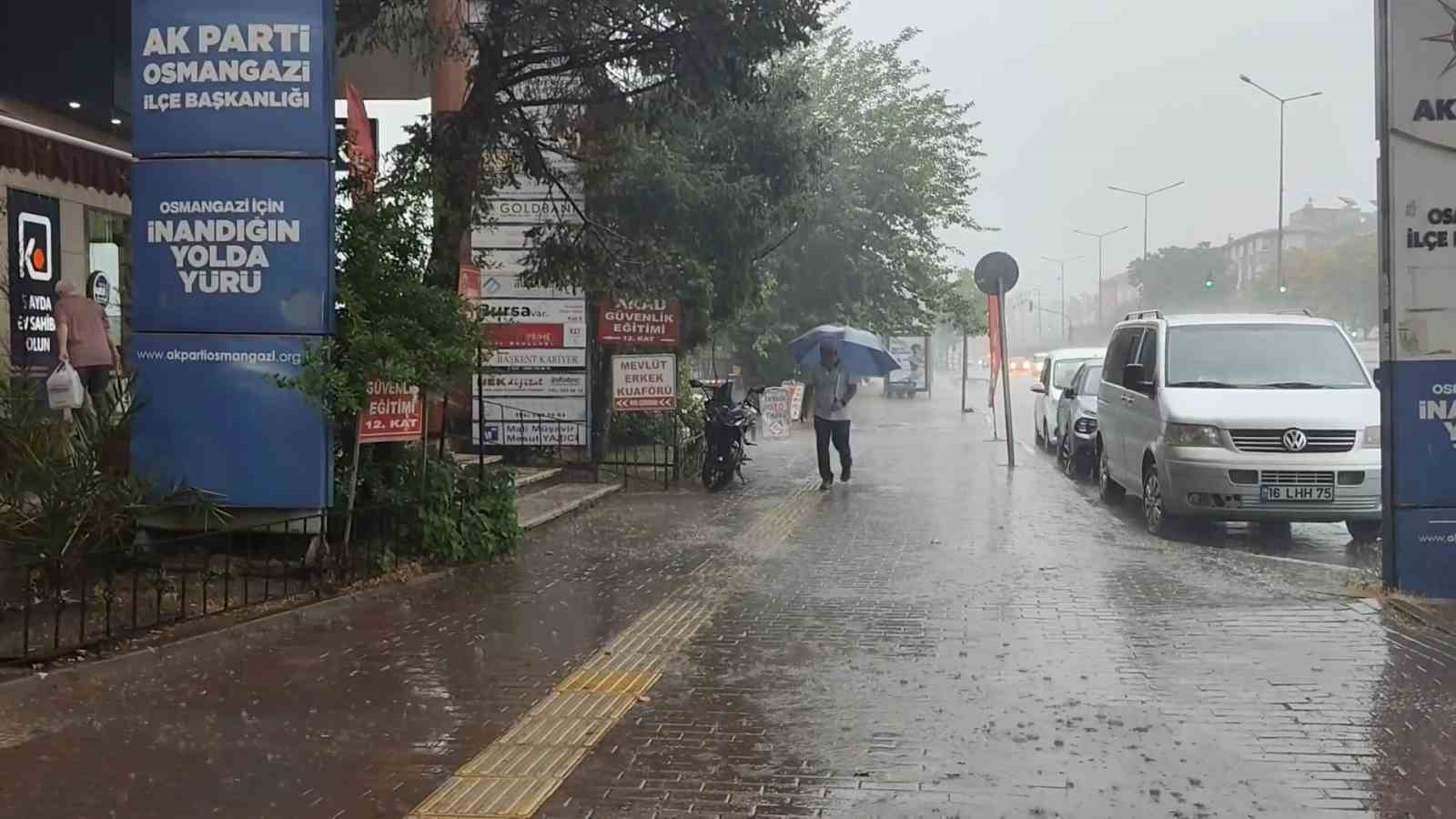Bursa’da yollar göle döndü, vatandaşlar zor anlar yaşadı
