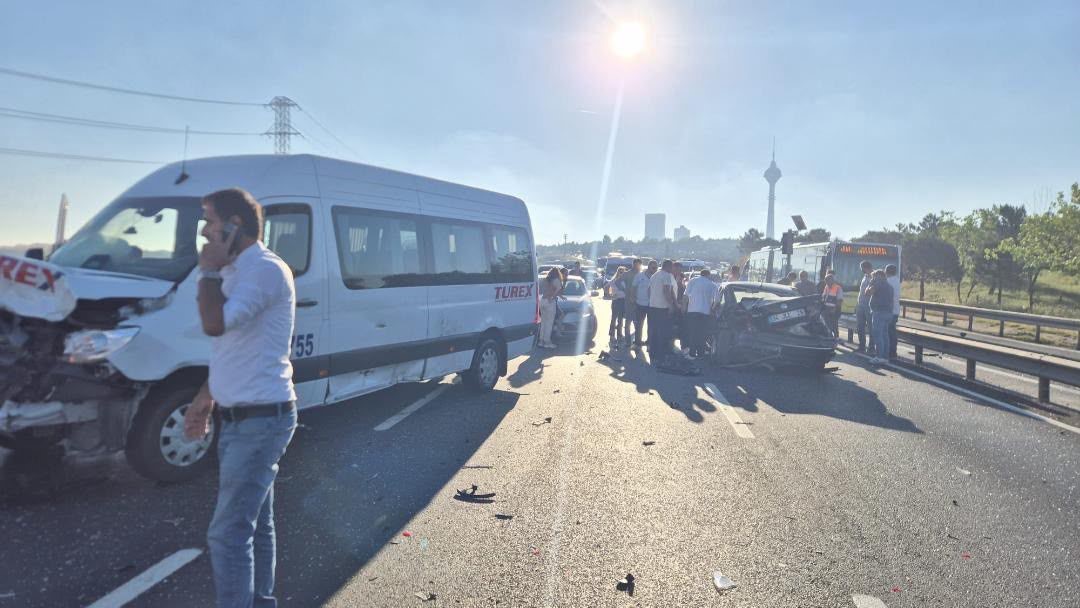 Büyükçekmece’de 2 aracın karıştığı kazada 1’i ağır 4 kişi yaralandı
